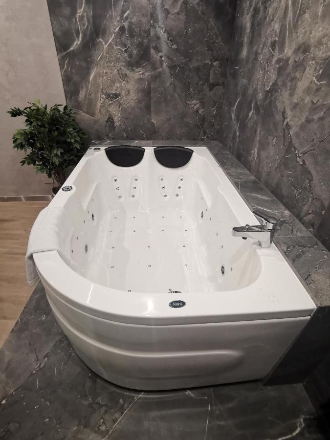 Jacuzzi Apartment Main Square Cracovia Esterno foto