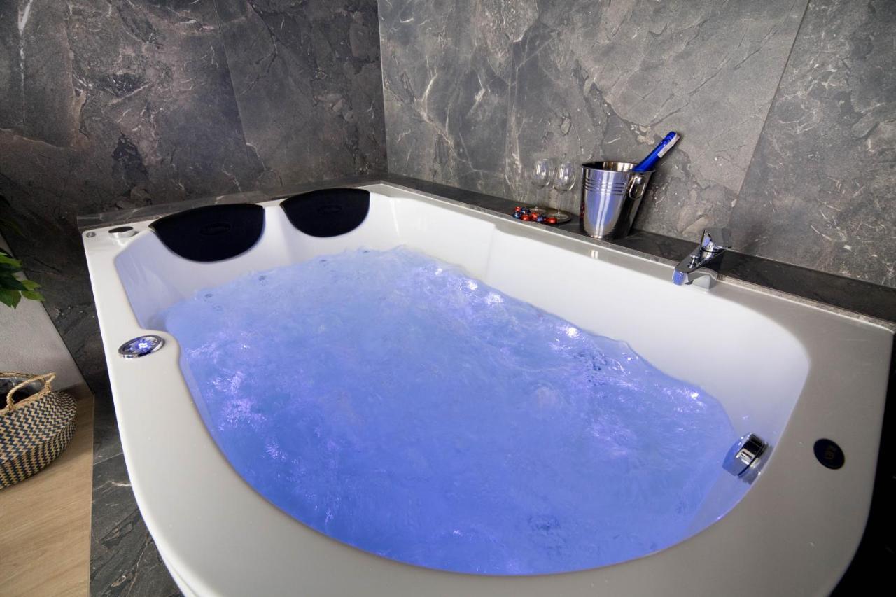 Jacuzzi Apartment Main Square Cracovia Esterno foto