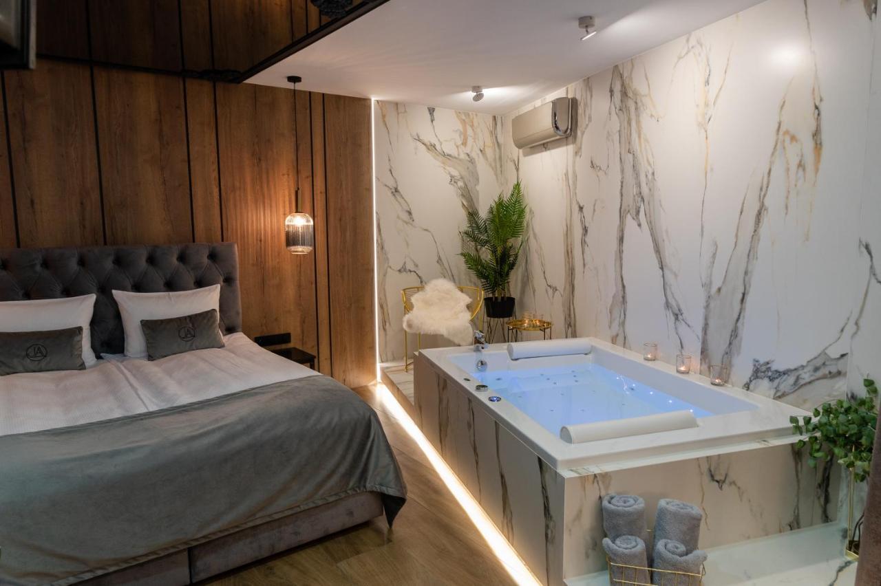 Jacuzzi Apartment Main Square Cracovia Esterno foto